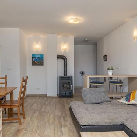 Amazing Apartment In Njivice With Kitchen ภายนอก รูปภาพ