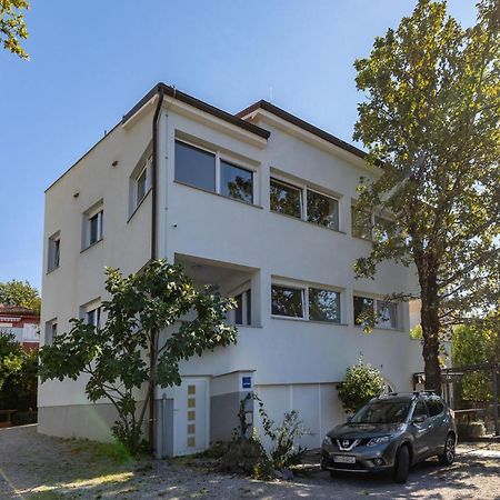 Amazing Apartment In Njivice With Kitchen ภายนอก รูปภาพ