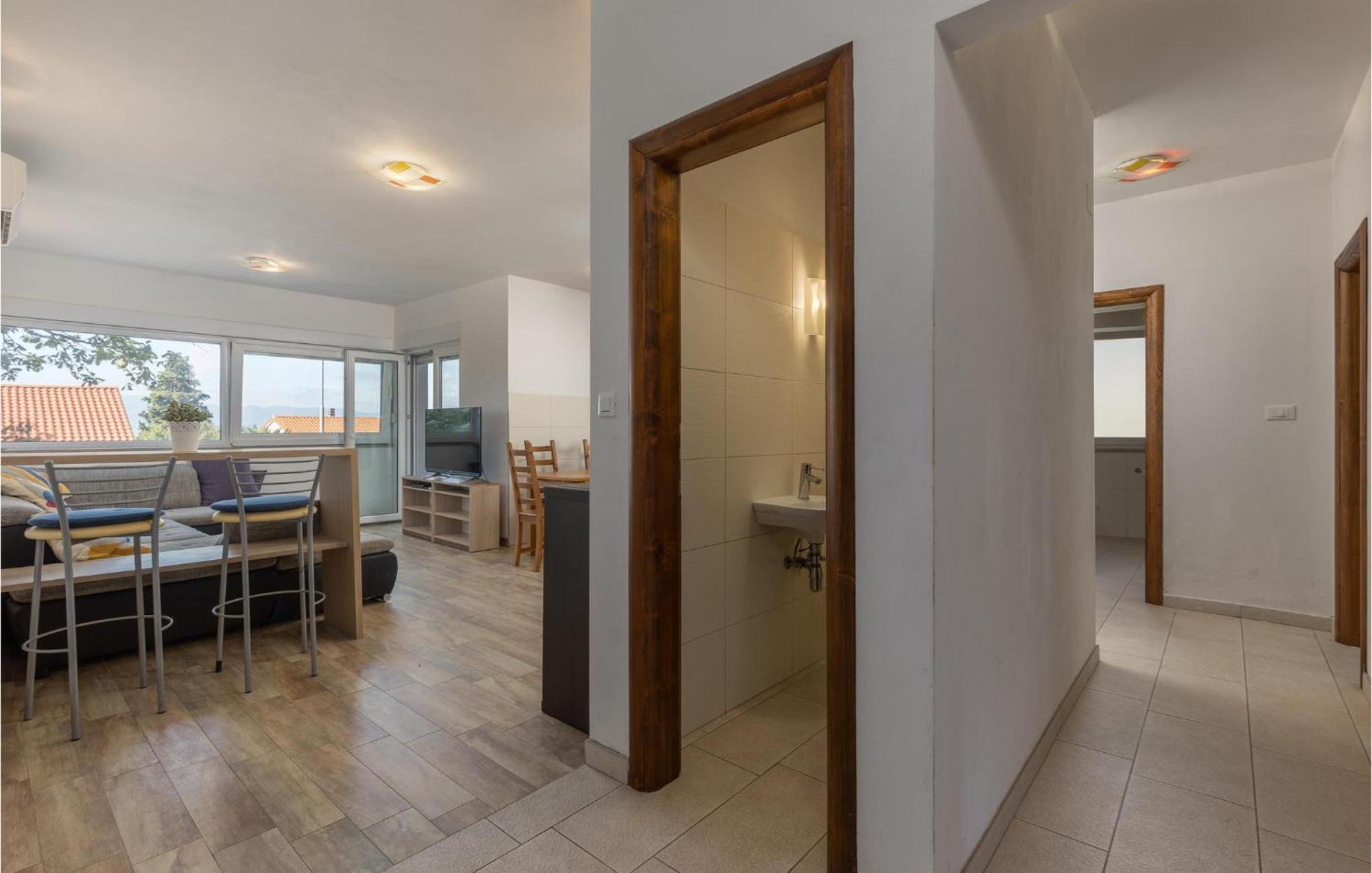 Amazing Apartment In Njivice With Kitchen ภายนอก รูปภาพ