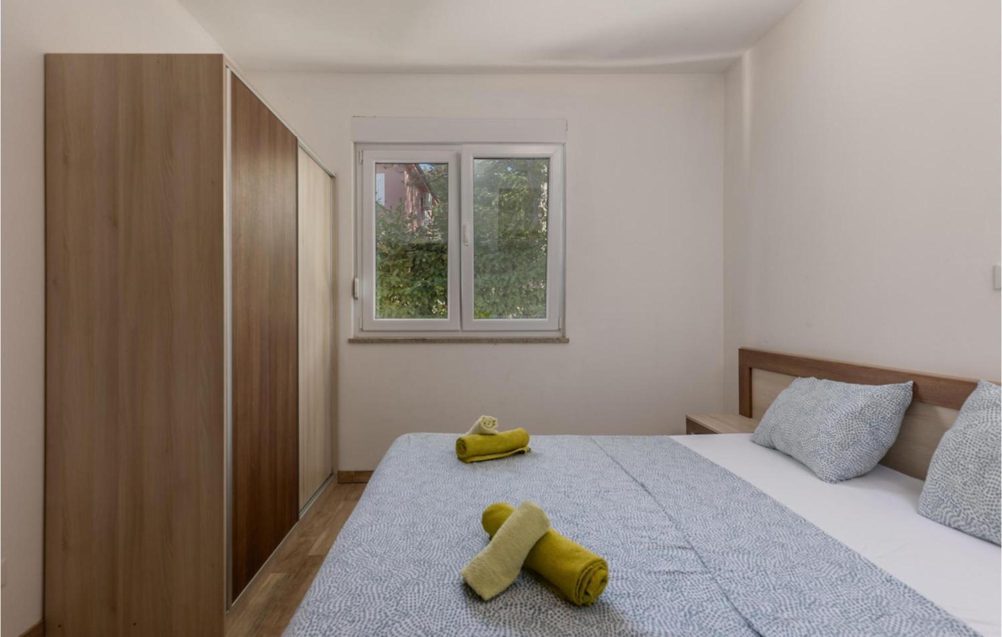 Amazing Apartment In Njivice With Kitchen ภายนอก รูปภาพ