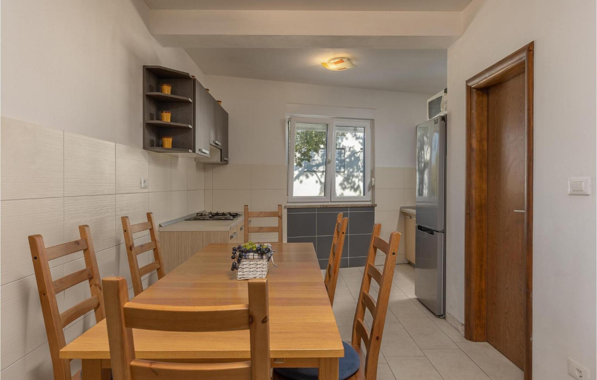 Amazing Apartment In Njivice With Kitchen ภายนอก รูปภาพ