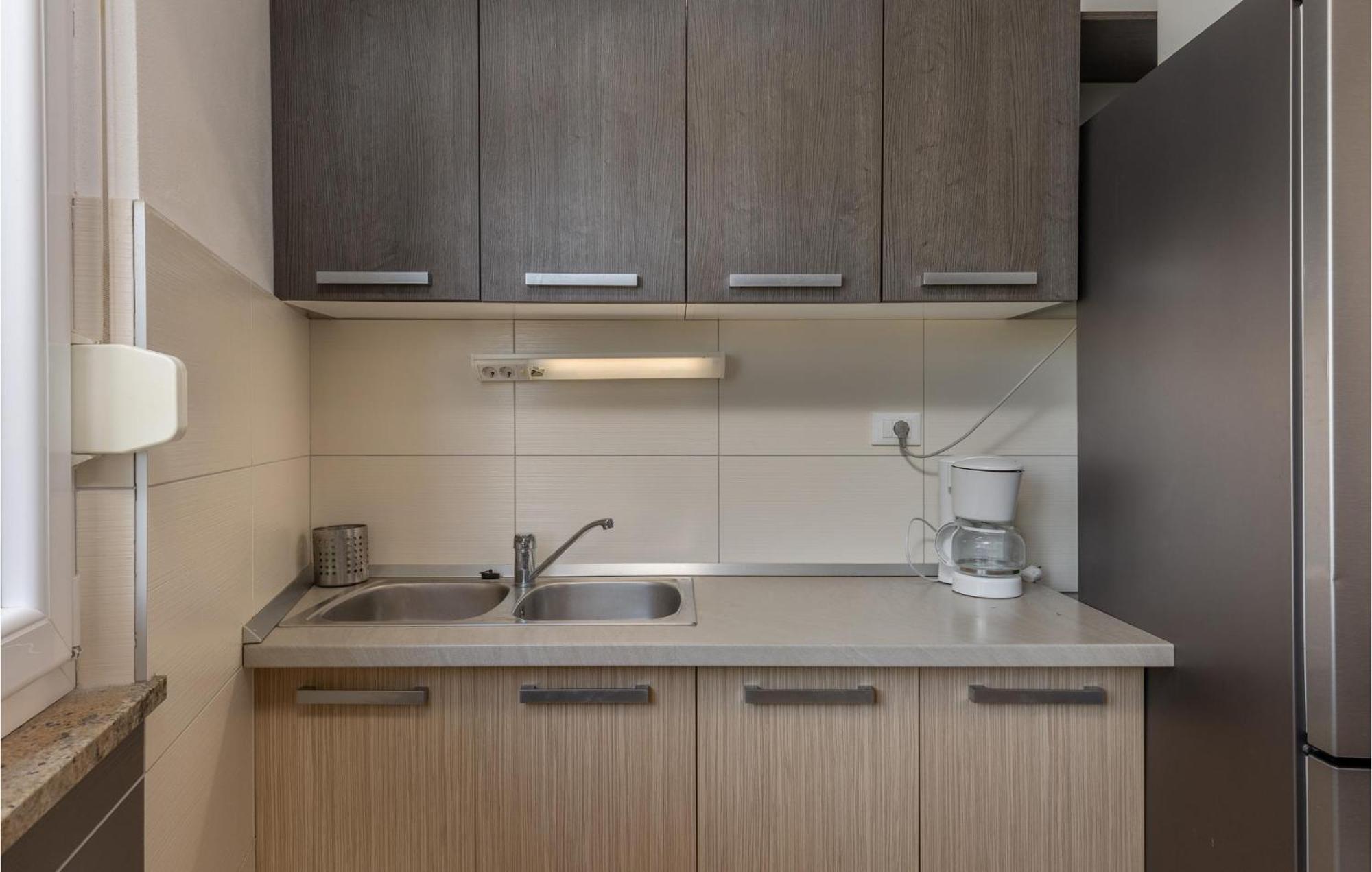 Amazing Apartment In Njivice With Kitchen ภายนอก รูปภาพ