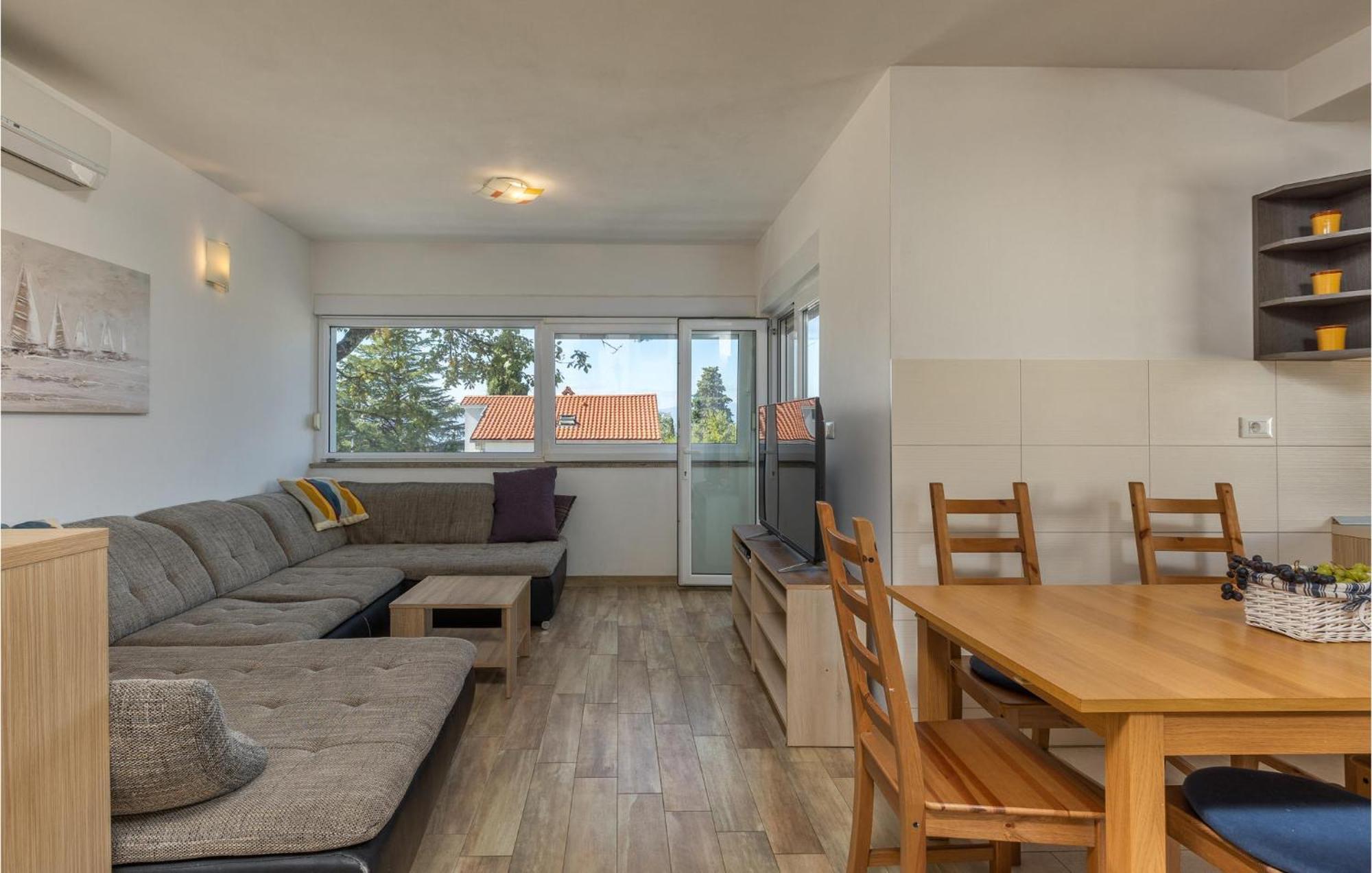Amazing Apartment In Njivice With Kitchen ภายนอก รูปภาพ